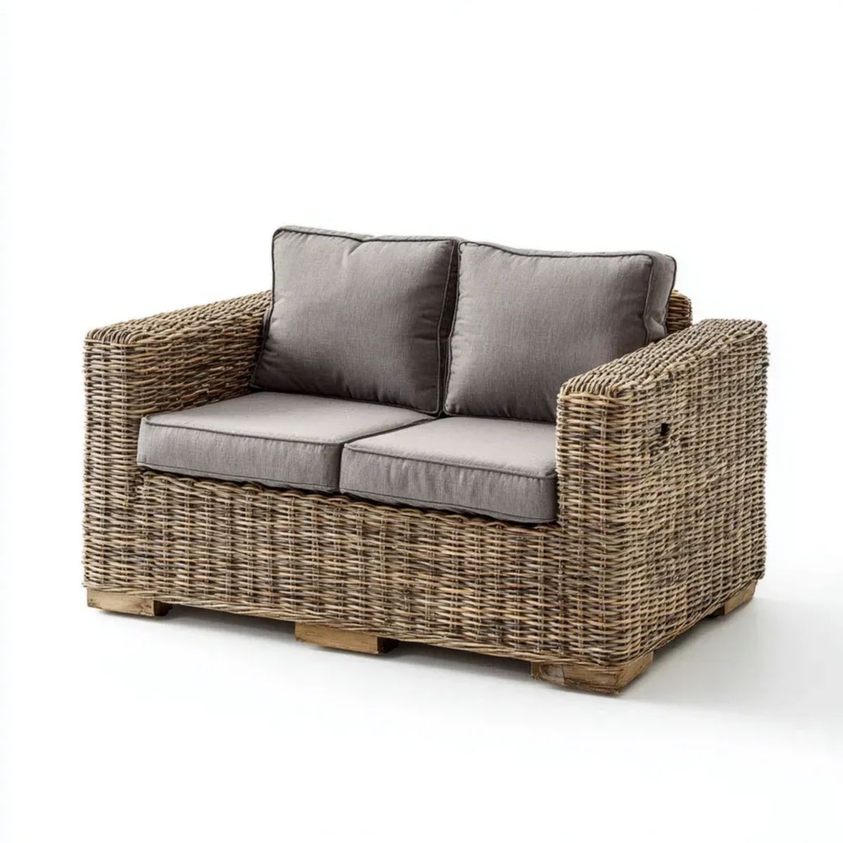 Dwuosobowa sofa ogrodowa z rattanu naturalnego brązowa z szarymi poduszkami, 132 × 82 × 85 cm