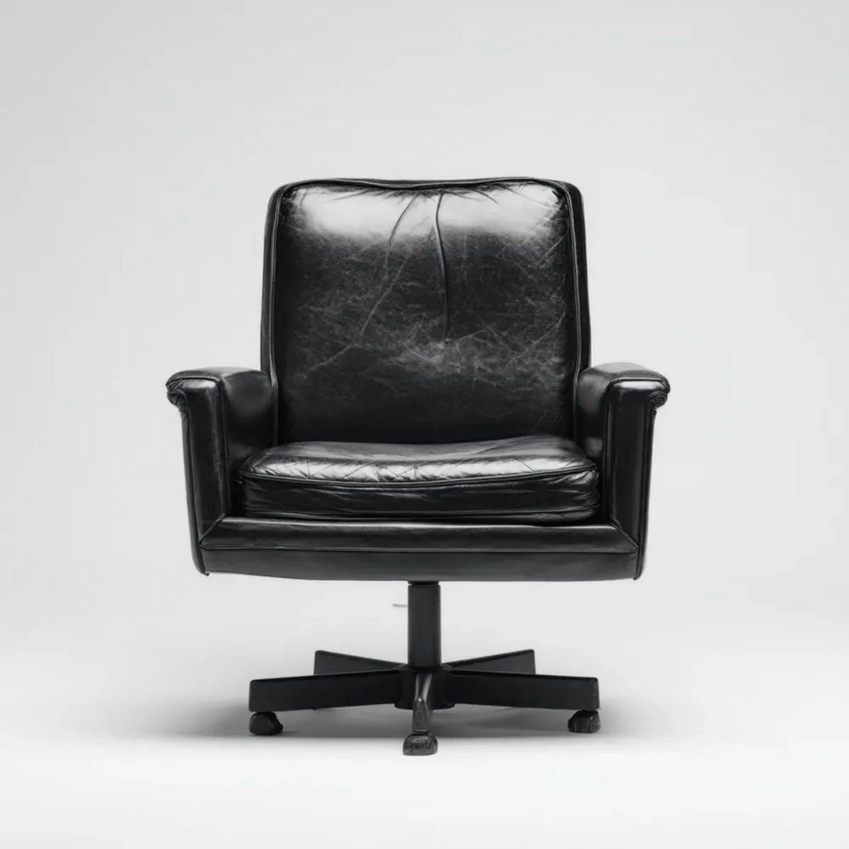 Czarny fotel obrotowy z ekoskóry 65 × 65 × 96–106 cm